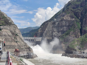 烏東德水電站右岸地(dì / de)下電站主廠房岩錨梁裂隙化學灌漿工程